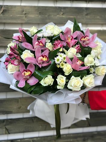 Букет цветов из: Розы и Хризантемы в Автурах
