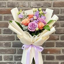 Букет цветов из:  Лизиантусы и Розы в Автурах