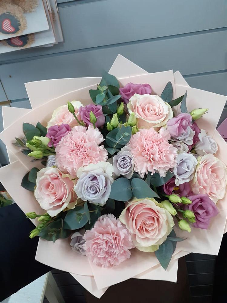 Букет цветов из: Розы, Гвоздики и Лизиантусы в Автурах